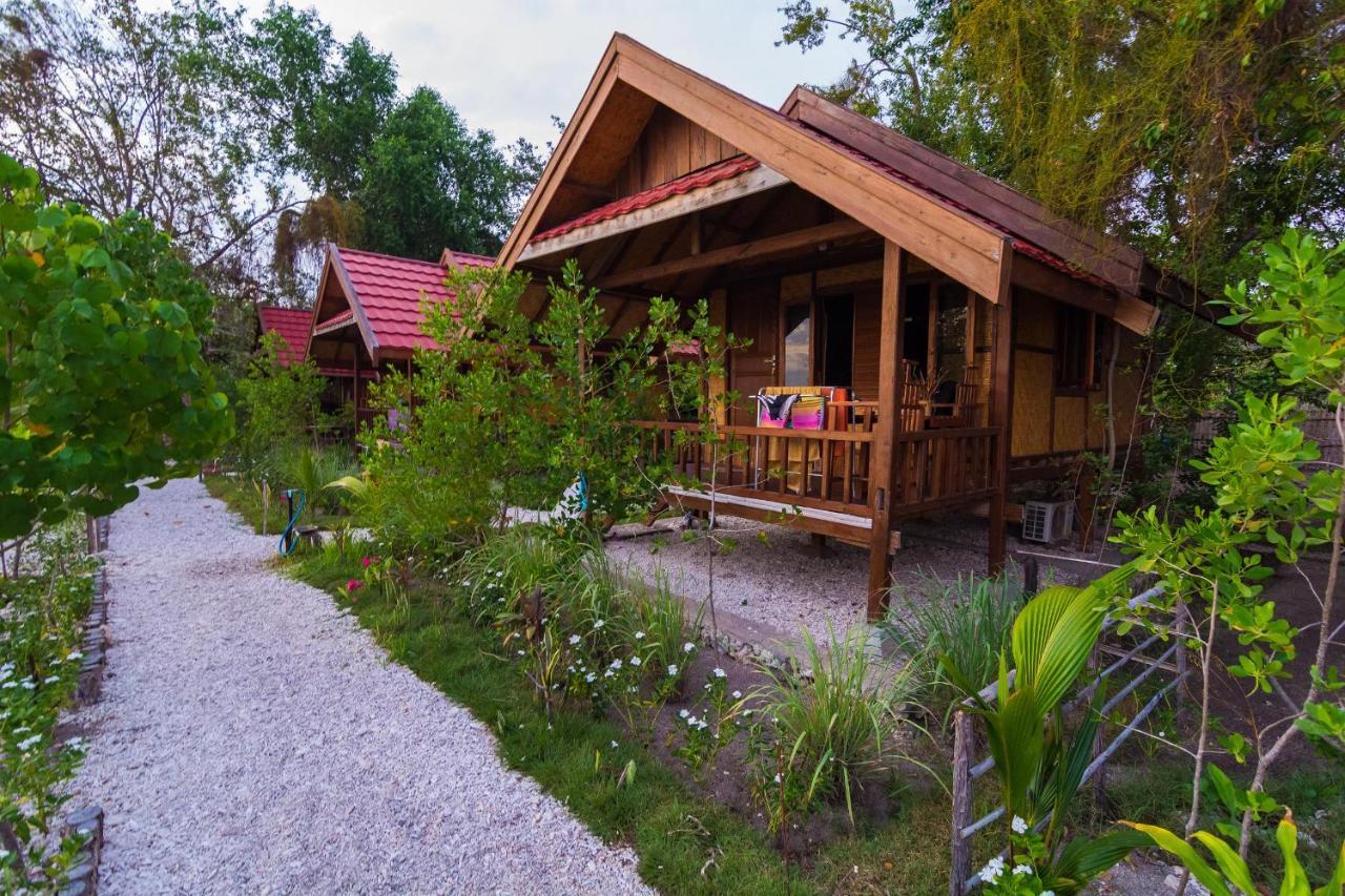 Maryan Moyo Bungalows & Resto Moyo Island Экстерьер фото